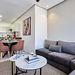 Sleek And Modern 2-Bed Unit In Downtown Casa