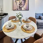 Sleek And Modern 2-Bed Unit In Downtown Casa