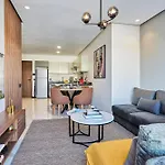 Sleek And Modern 2-Bed Unit In Downtown Casa