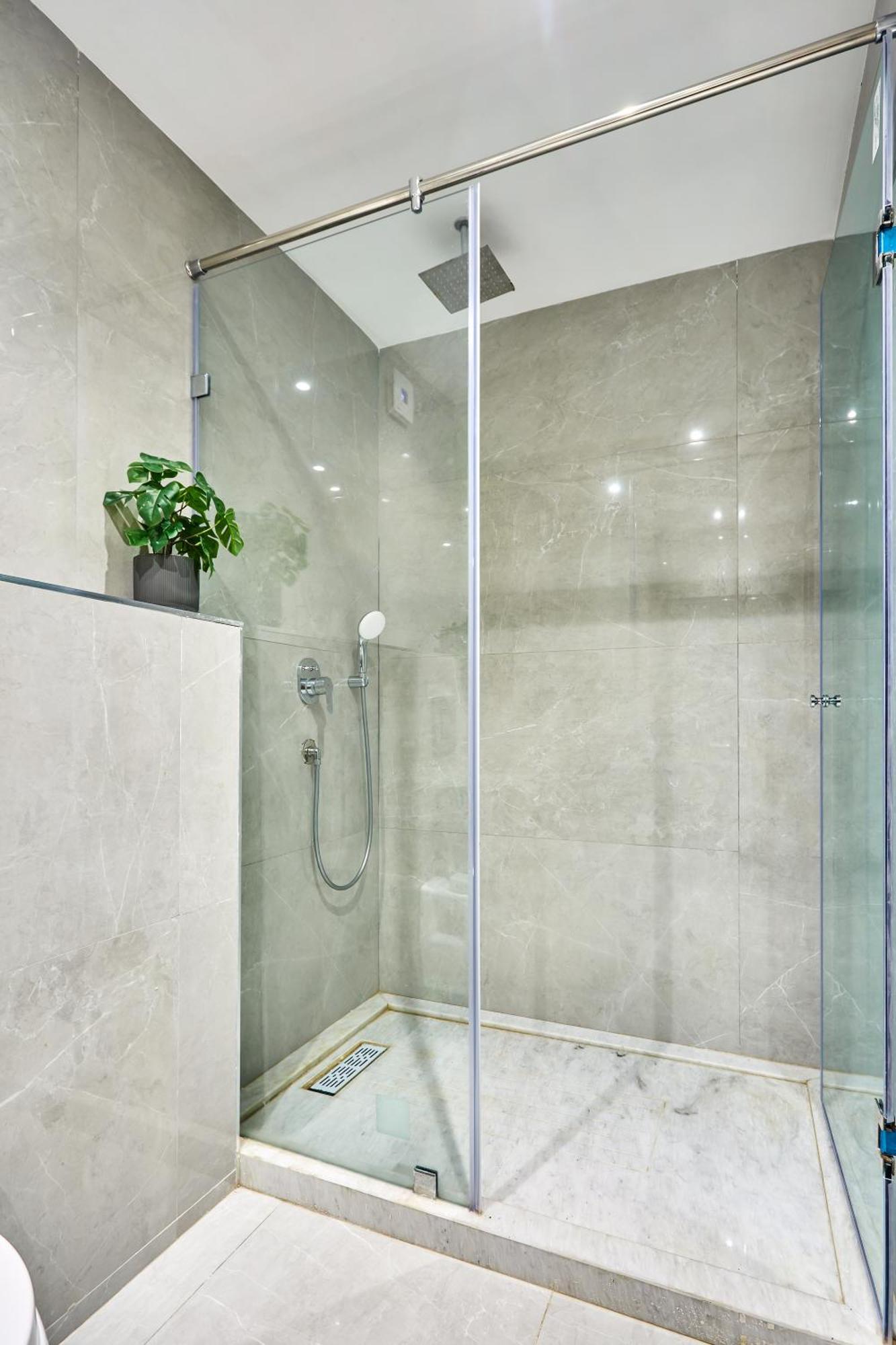 Sleek And Modern 2-bed Unit In Downtown Casa Apartment