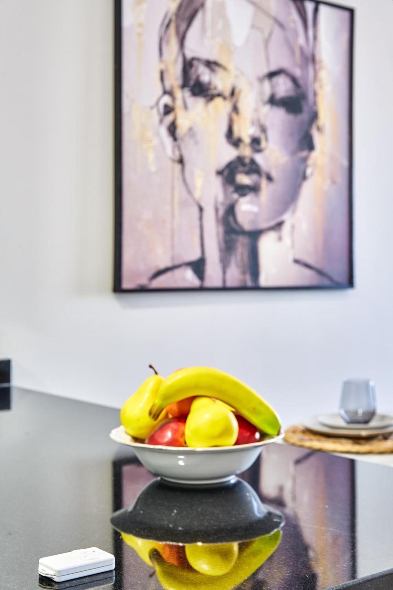 Sleek And Modern 2-bed Unit In Downtown Casa